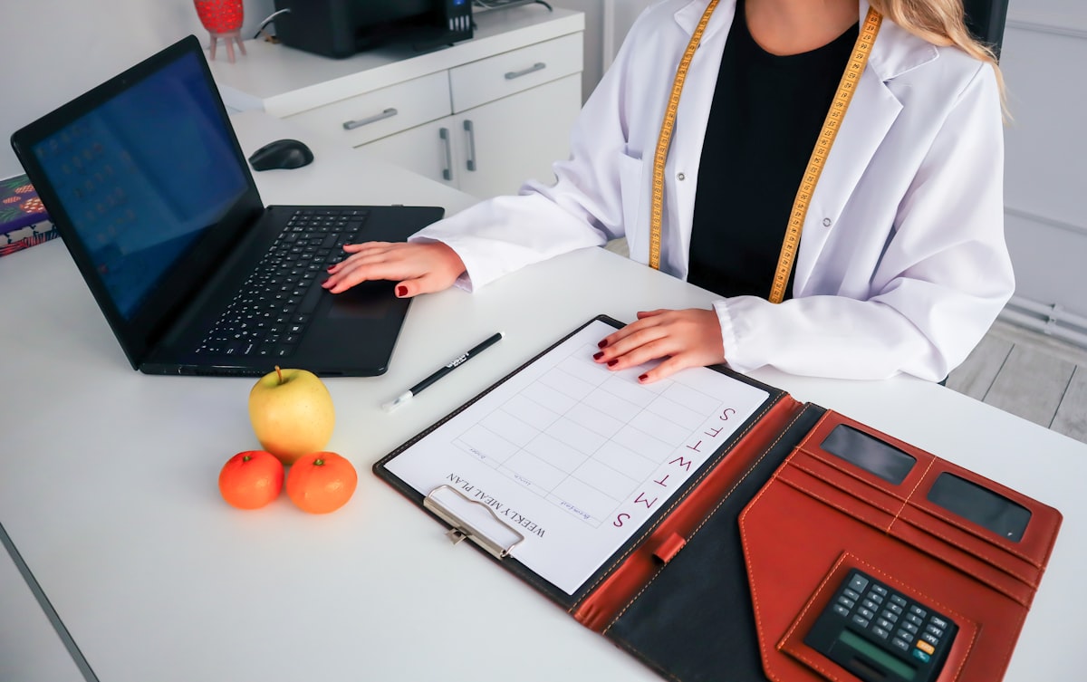 Especialista revisando información nutricional con cliente